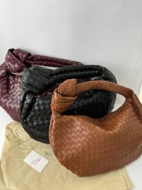 Canta Bottega Veneta Jodie bags in brown, black, burgundy on display.