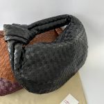 Canta Bottega Veneta Jodie handbag, black woven leather, elegant style.