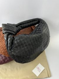 Canta Bottega Veneta Jodie handbag, black woven leather, elegant style.
