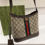 Canta Gucci Ophidia Crossbody with iconic GG pattern and green-red stripe.