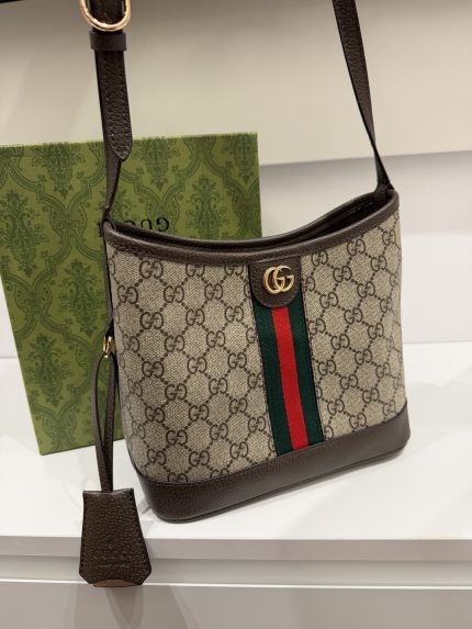 Canta Gucci Ophidia Crossbody with iconic GG pattern and green-red stripe.