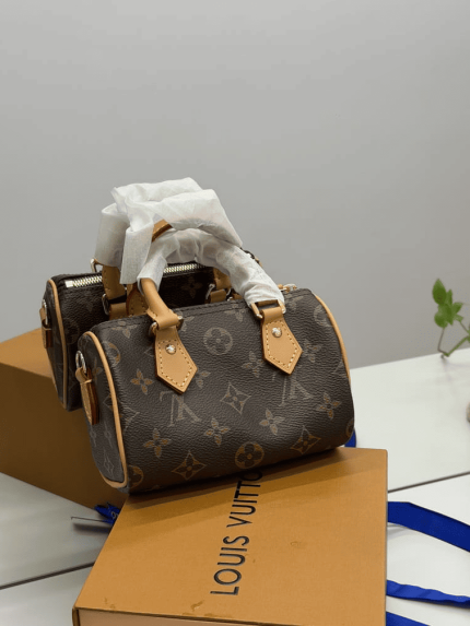 Çanta Louis Vuitton Speedy me dizajn elegant dhe material luksoz.
