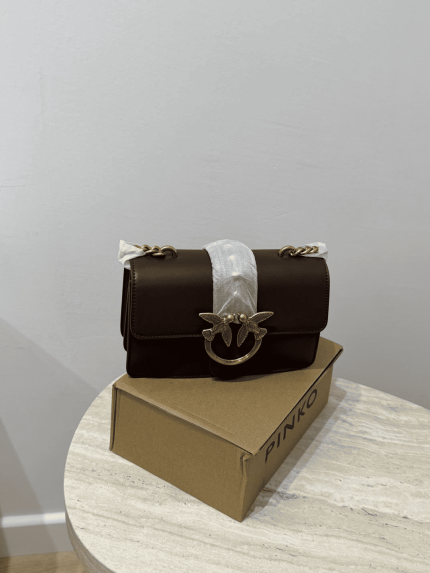 Çanta femrash Pinko Love Bag on box, elegant design.