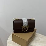 Chanel Vanity Case për Femra, elegant brown handbag on table.
