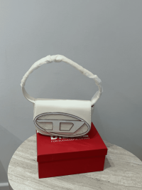 Canta Diesel Femrash handbag on red box, stylish and functional design.