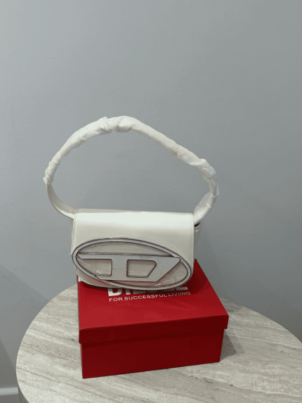 Canta Diesel Femrash handbag on red box, stylish and functional design.