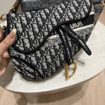 Canta Femrash Dior Saddle Oblique me dizajn elegant dhe akcenta ari.