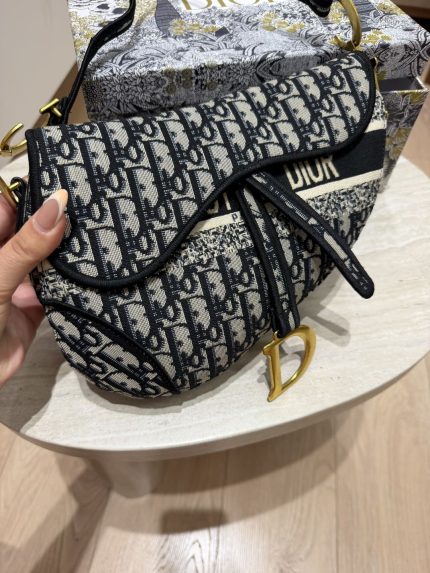 Elegant Guess women's bag with patterned design and gold accents.