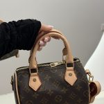 Çanta Louis Vuitton Speedy Mono me dizajn ikonike monogrami.