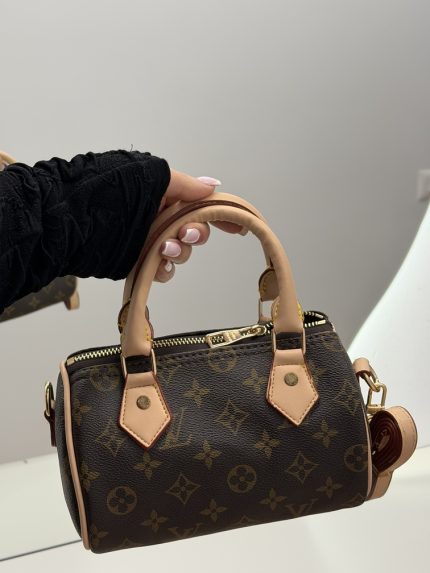 Çanta Louis Vuitton Speedy Mono me dizajn ikonike monogrami.