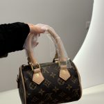 Çanta luksoze Louis Vuitton Speedy Damier Azur me dizajn monogram.