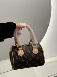 Çanta luksoze Louis Vuitton Speedy Damier Azur me dizajn monogram.