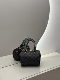 Çanta Luksoze Speedy Damier handbag with checkered pattern on display.