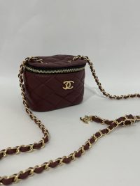 Çanta Mini Chanel, burgundy quilted bag with gold chain strap.