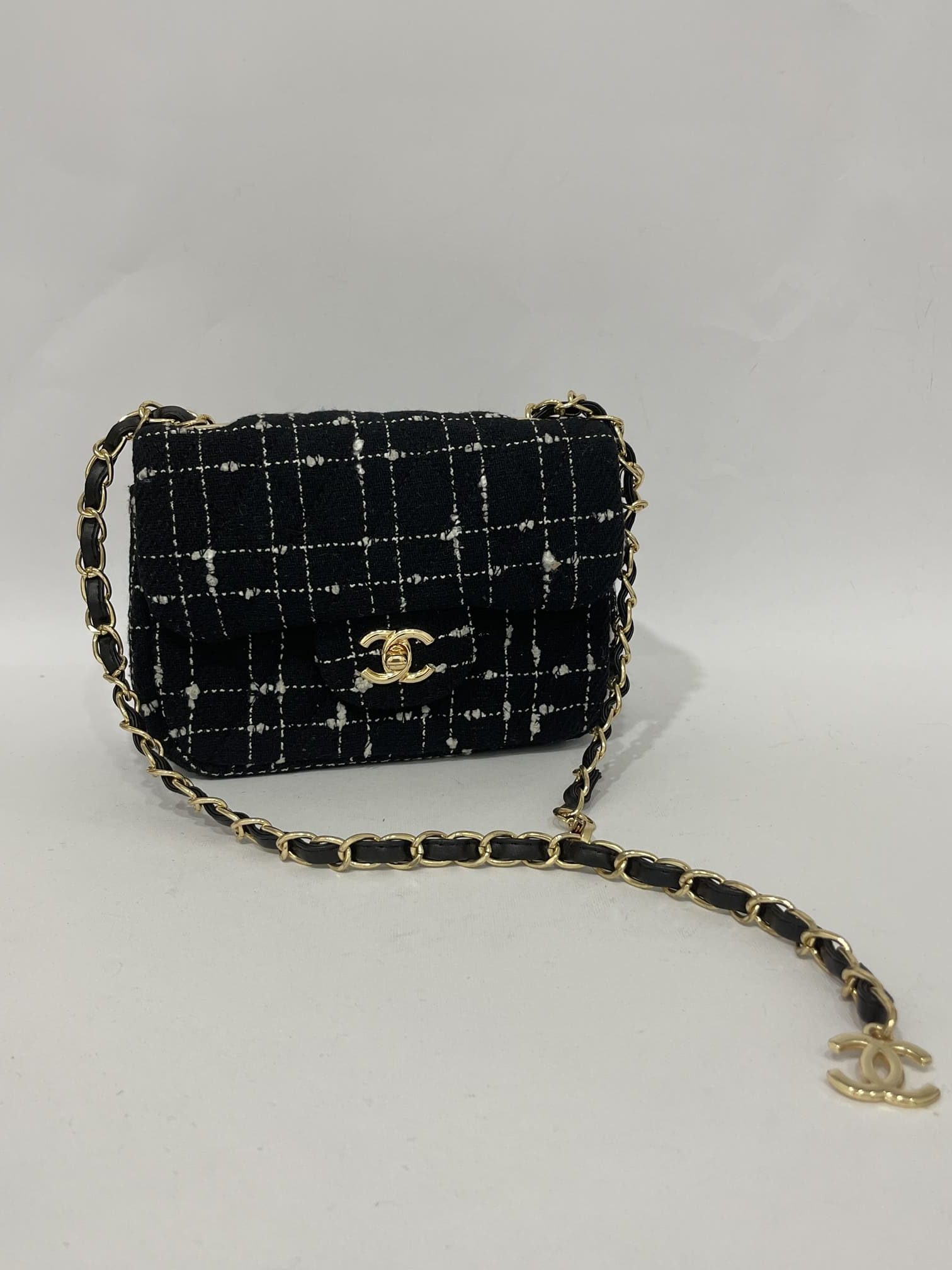 ds-canta-101-kryesore Chanel Tweed Flap Mini bag with gold chain and logo.