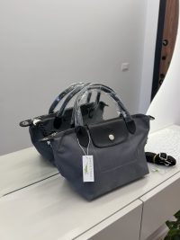 Canta Longchamp Le Pliage Cuir handbag on display table.