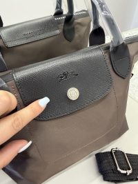 Canta Longchamp Le Pliage Cuir handbag with black leather flap.