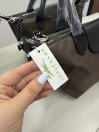 Canta Longchamp Le Pliage Cuir handbag with tag displayed.