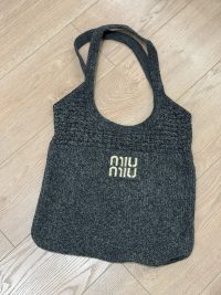 Canta plazhi Miu Miu, elegant black textured beach bag.