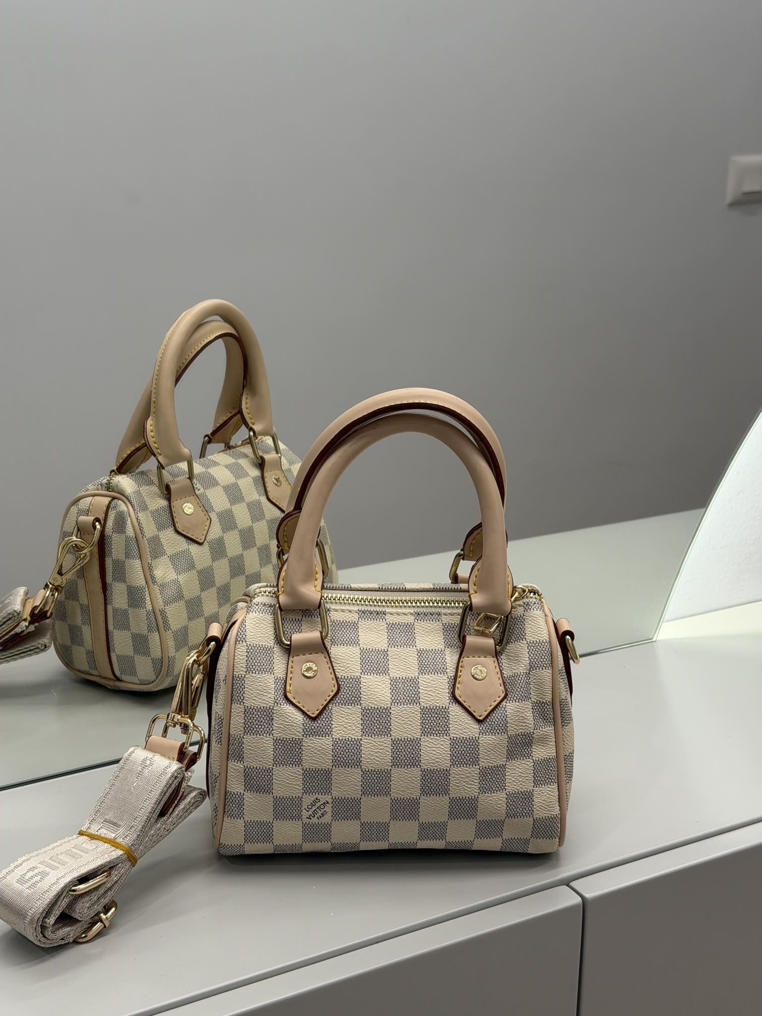 ds-canta-126-kryesore Louis Vuitton Speedy bag with checkered pattern and elegant design.