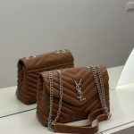 Çanta femrash YSL LouLou, kafe, me zinxhirë argjendi, elegancë dhe stil.
