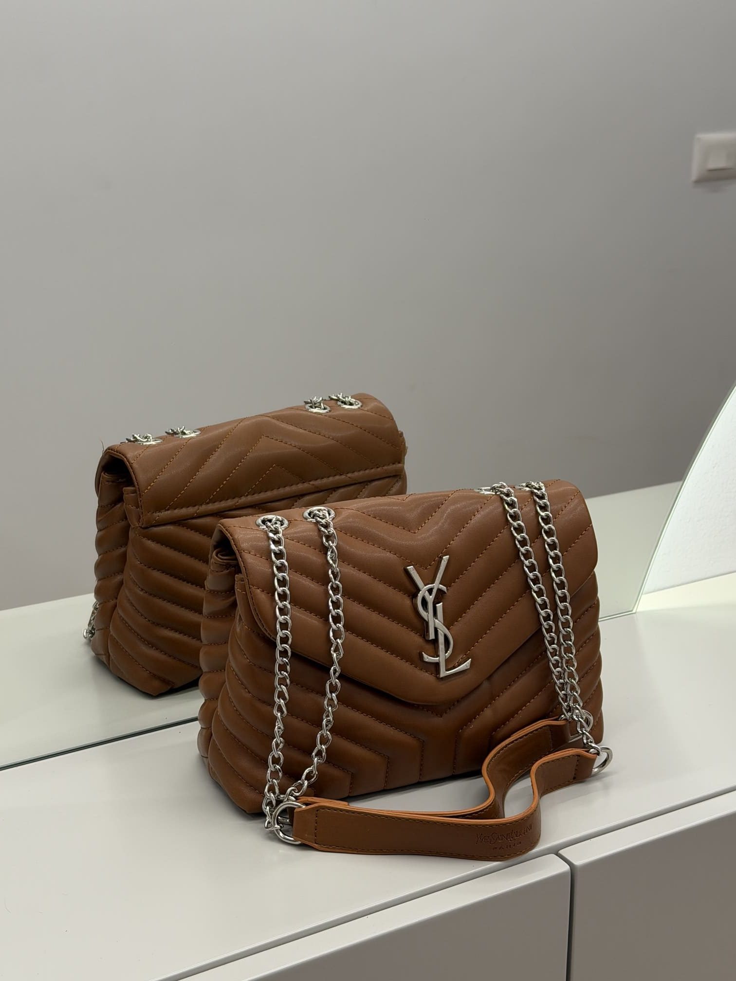 ds-canta-131-kryesore Çanta femrash YSL LouLou, kafe, me zinxhirë argjendi, elegancë dhe stil.