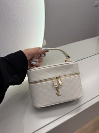 Elegant YSL Vanity Case për Femra with quilted design and gold accents.