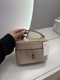 YSL Vanity Case për Femra, beige quilted leather, gold logo.