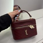 YSL Vanity Case për Femra, burgundy quilted leather with gold accents.