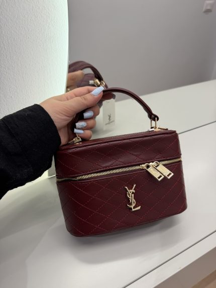 YSL Vanity Case për Femra, burgundy quilted leather with gold accents.