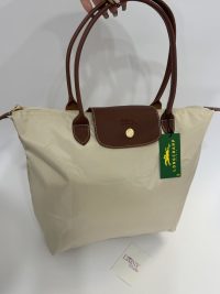 Çanta Longchamp Le Pliage XL cream tote with brown handles.