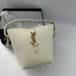 Masa mini nailon Daisy Store handbag, elegant white design.