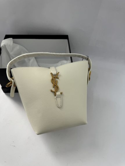 Masa mini nailon Daisy Store handbag, elegant white design.