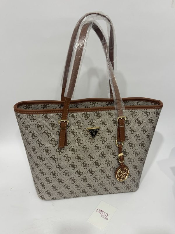 Çanta bucket me shall II nga Daisy Store, patterned handbag with brown handles.
