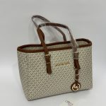 Çantë tote Michael Kors, elegant beige pattern, brown straps.
