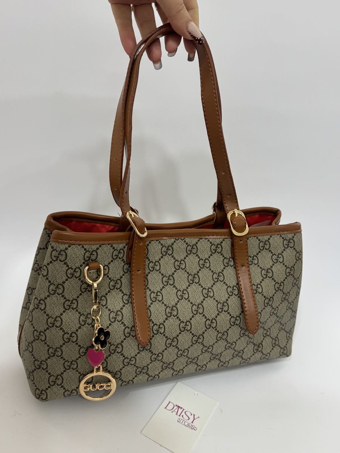 ds-canta-166-kryesore Gucci GG monogram handbag with red lining and brown leather handles.