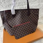 Çanta Louis Vuitton Neverfull with checkered design on display box.