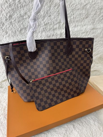 Çanta Louis Vuitton Neverfull with checkered design on display box.