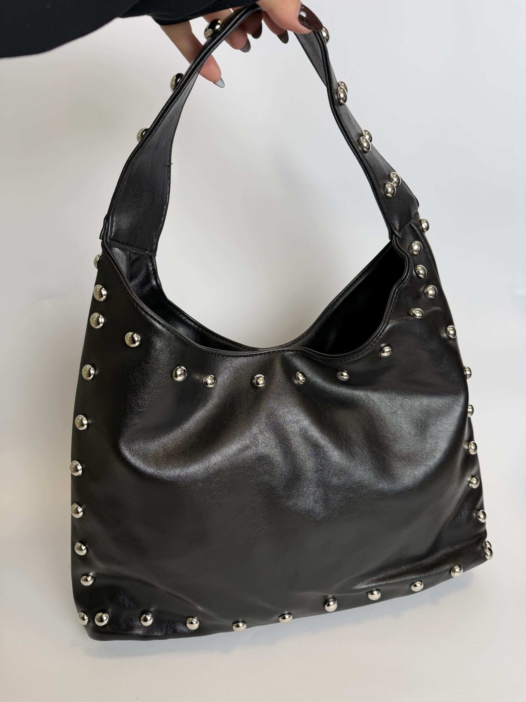 ds-canta-178-kryesore Black studded handbag, stylish and comfortable, Daisy Store.