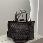 Goyard Saint Louis Tote çantë, elegant pattern, luxury handbag on display.