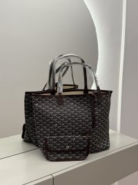 Goyard Saint Louis Tote çantë, elegant pattern, luxury handbag on display.