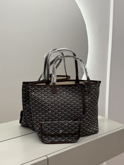 Goyard Saint Louis Tote çantë, elegant pattern, luxury handbag on display.