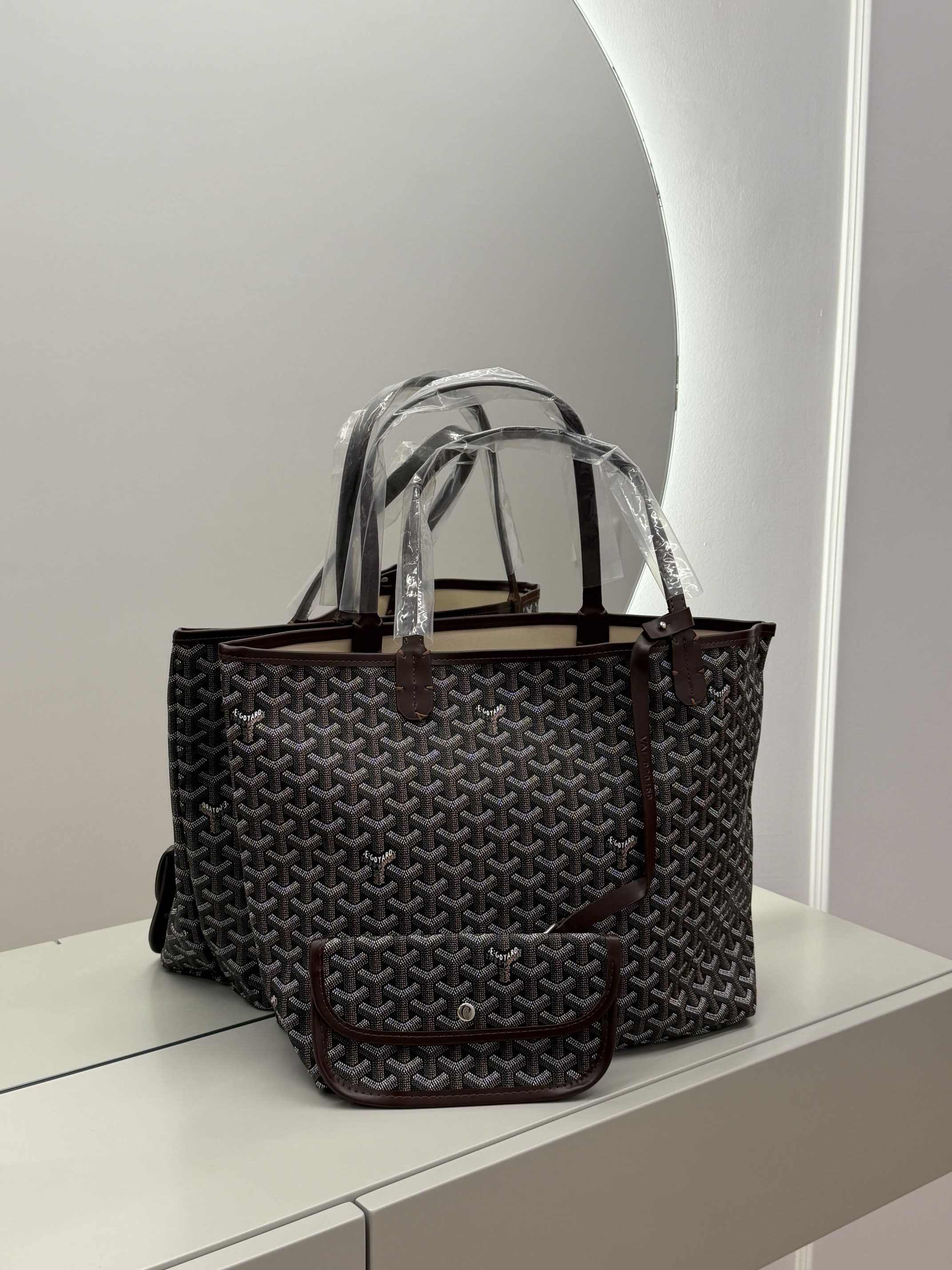 ds-canta-182-kryesore Goyard Saint Louis Tote çantë, elegant pattern, luxury handbag on display.
