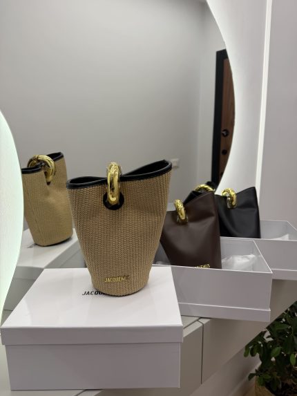 Canta Jacquemus Bucket Tote on display with elegant packaging.