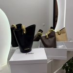 Canta Jacquemus Bucket Tote displayed elegantly with packaging.