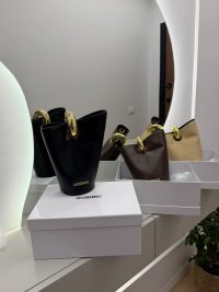 Canta Jacquemus Bucket Tote displayed elegantly with packaging.
