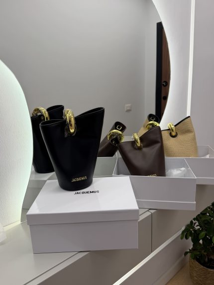 Canta Jacquemus Bucket Tote displayed elegantly with packaging.