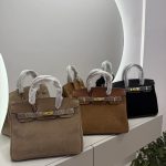 Hermes Birkin Bag luksoze in beige, brown, black on display.