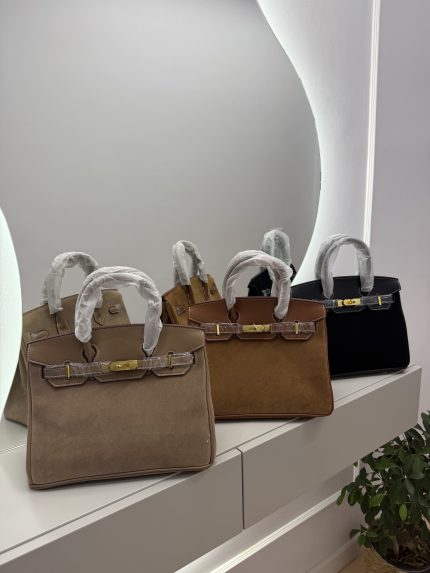 Hermes Birkin Bag luksoze in beige, brown, black on display.