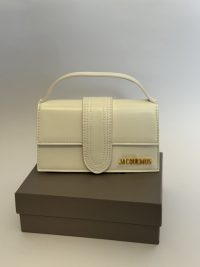 Çanta Mini Jacquemus Le Bambino on display box, elegant design.